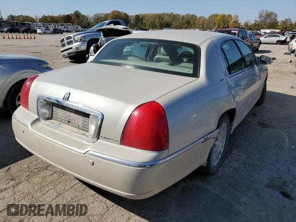2004 Lincoln Town Car Ultimate z VIN 1LNHM83WX4Y607645, wystawiony jako Copart lot #72791093 z przebiegiem 172 917 mil mil oraz Szkody całkowita. Historia ofert i sprzedaży dostępna na DreamBid. Obrazek 3.