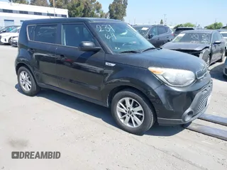 2015 Kia Soul z VIN KNDJN2A27F7773002, wystawiony jako IAAI lot #42232224 z przebiegiem 61 359 mil mil oraz . Historia ofert i sprzedaży dostępna na DreamBid. Obrazek 1.