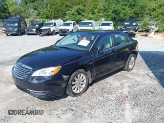 2012 Chrysler 200 Touring z VIN 1C3CCBBB1CN172726, wystawiony jako IAAI lot #42157617 z przebiegiem 198 765 mil mil oraz . Historia ofert i sprzedaży dostępna na DreamBid. Obrazek 2.