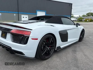 2018 Audi R8 z VIN WUAVACFX3J7902212, wystawiony jako Copart lot #58197295 z przebiegiem 28 854 mil mil oraz Tytuł czysty. Historia ofert i sprzedaży dostępna na DreamBid. Obrazek 4.