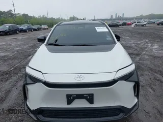 2024 Toyota bZ4X XLE z VIN JTMABACA6RA083823, wystawiony jako IAAI lot #42226912 z przebiegiem 7057 mil mil oraz . Historia ofert i sprzedaży dostępna na DreamBid. Obrazek 12.