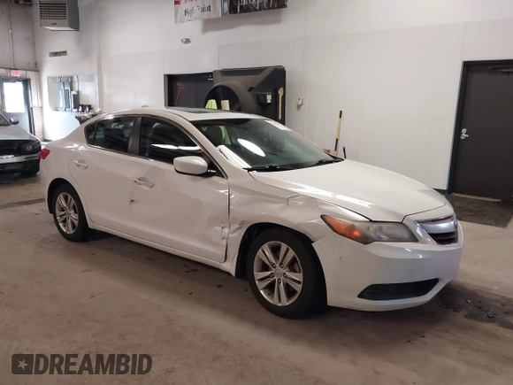 2013 Acura ILX with VIN 19VDE1F33DE019044, listed as a IAAI auction lot 41601790 with 271,575 mi miles. Bid and sale history available at carsss.com. Image 1.