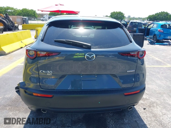 2024 Mazda CX-30 S Carbon Edition z VIN 3MVDMBCM0RM661018, wystawiony jako IAAI lot #42326256 z przebiegiem 22 169 mil mil oraz . Historia ofert i sprzedaży dostępna na DreamBid. Obrazek 16.