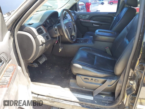 2011 GMC Yukon XL Denali z VIN 1GKS2MEFXBR332506, wystawiony jako IAAI lot #41954317 z przebiegiem 178 036 mil mil oraz . Historia ofert i sprzedaży dostępna na DreamBid. Obrazek 5.