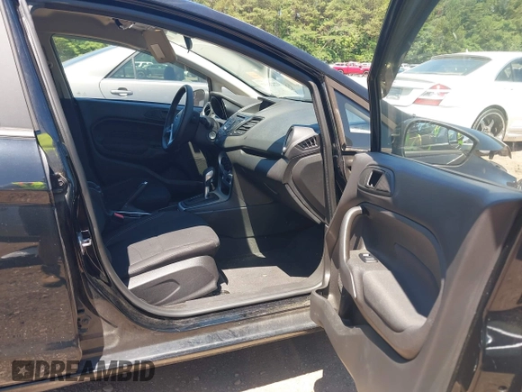 2019 Ford Fiesta SE z VIN 3FADP4EJ0KM125724, wystawiony jako IAAI lot #42320657 z przebiegiem 53 728 mil mil oraz . Historia ofert i sprzedaży dostępna na DreamBid. Obrazek 5.