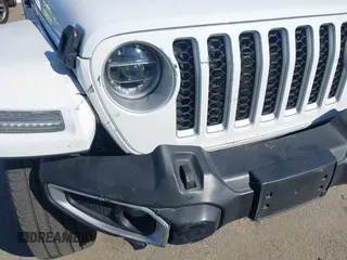 2021 Jeep Wrangler Unlimited Sahara z VIN 1C4JJXP6XMW765398, wystawiony jako IAAI lot #41592185 z przebiegiem 26 834 mil mil oraz . Historia ofert i sprzedaży dostępna na DreamBid. Obrazek 6.