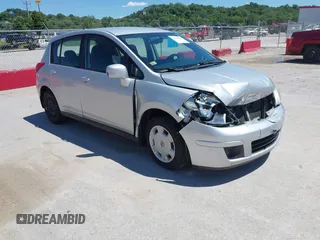 2008 Nissan Versa S z VIN 3N1BC13EX8L385937, wystawiony jako IAAI lot #42330289 z przebiegiem 131 178 mil mil oraz . Historia ofert i sprzedaży dostępna na DreamBid. Obrazek 1.