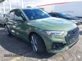 2024 Audi Q5 Sportback S line Premium Plus z VIN WA15AAFY2R2047371, wystawiony jako IAAI lot #41573610 z przebiegiem 5 445 mil mil oraz . Historia ofert i sprzedaży dostępna na DreamBid. Obrazek 1.