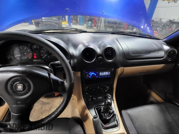 1999 Mazda MX-5 Miata z VIN JM1NB3536X0121095, wystawiony jako IAAI lot #42138447 z przebiegiem 146 636 mil mil oraz . Historia ofert i sprzedaży dostępna na DreamBid. Obrazek 11.