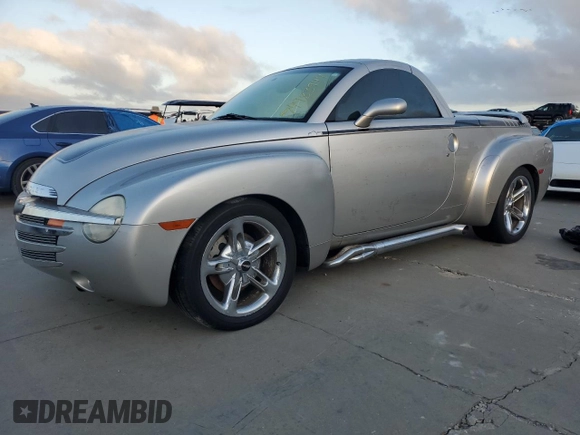 2004 Chevrolet SSR LS z VIN 1GCES14P14B105315, wystawiony jako Copart lot #74983944 z przebiegiem Nie podano mil oraz Szkoda całkowita • Salvage title. Historia ofert i sprzedaży dostępna na DreamBid. Obrazek 1.