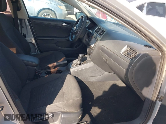 2014 Volkswagen Jetta S z VIN 3VW2K7AJ9EM290131, wystawiony jako IAAI lot #42306644 z przebiegiem 94 013 mil mil oraz . Historia ofert i sprzedaży dostępna na DreamBid. Obrazek 5.