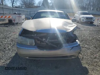 1999 Lincoln Town Car Signature z VIN 1LNHM82W3XY689627, wystawiony jako Copart lot #86387904 z przebiegiem Nie podano mil oraz Szkody całkowita. Historia ofert i sprzedaży dostępna na DreamBid. Obrazek 5.