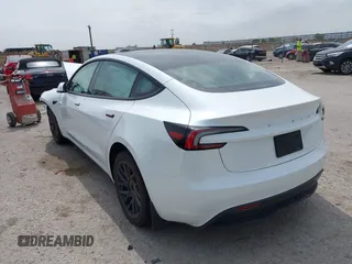 2024 Tesla Model 3 z VIN 5YJ3E1EAXRF853350, wystawiony jako IAAI lot #41946954 z przebiegiem Nie podano mil oraz . Historia ofert i sprzedaży dostępna na DreamBid. Obrazek 3.