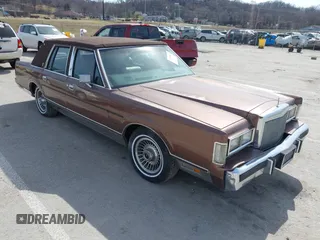 1988 Lincoln Town Car z VIN 1LNBM82F1JY730690, wystawiony jako IAAI lot #41749629 z przebiegiem 96 559 mil mil oraz . Historia ofert i sprzedaży dostępna na DreamBid. Obrazek 1.