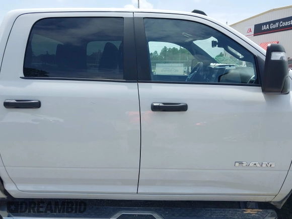2024 Ram 2500 Big Horn z VIN 3C6UR5DL4RG154221, wystawiony jako IAAI lot #42462540 z przebiegiem 36 235 mil mil oraz . Historia ofert i sprzedaży dostępna na DreamBid. Obrazek 13.