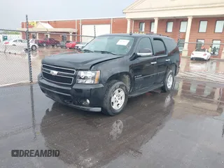 2007 Chevrolet Tahoe LS z VIN 1GNFC13C77R381209, wystawiony jako IAAI lot #41951832 z przebiegiem 145 205 mil mil oraz . Historia ofert i sprzedaży dostępna na DreamBid. Obrazek 2.