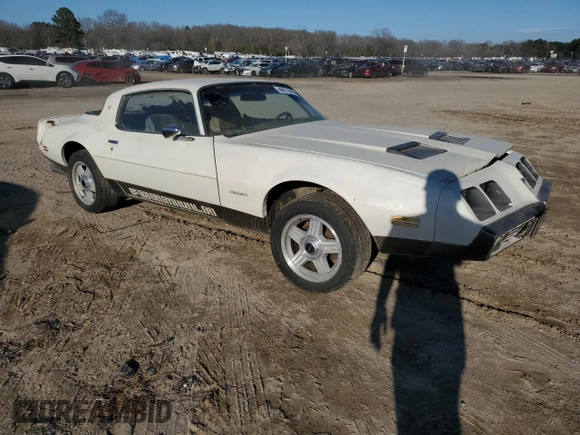1979 Pontiac Firebird z VIN 2U87K9N120105, wystawiony jako Copart lot #46001565 z przebiegiem 87 739 mil mil oraz Czysty tytuł • Clean title. Historia ofert i sprzedaży dostępna na DreamBid. Obrazek 4.