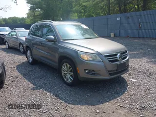 2011 Volkswagen Tiguan SEL z VIN WVGBV7AX0BW560319, wystawiony jako IAAI lot #42442118 z przebiegiem 105 237 mil mil oraz . Historia ofert i sprzedaży dostępna na DreamBid. Obrazek 1.