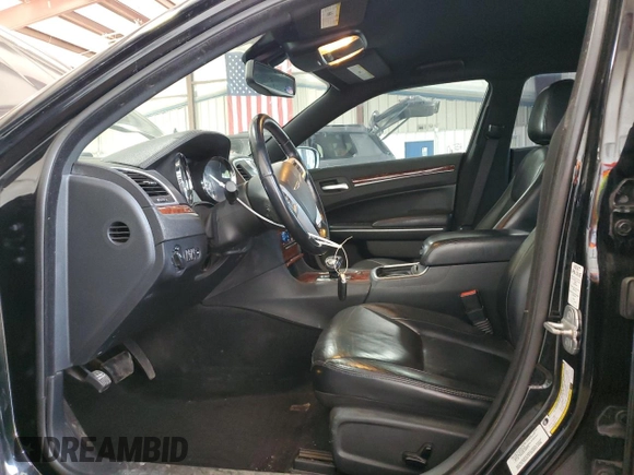 2014 Chrysler 300 z VIN 2C3CCAAG0EH132608, wystawiony jako Copart lot #59217075 z przebiegiem 215 836 mil mil oraz Szkoda całkowita • Salvage title. Historia ofert i sprzedaży dostępna na DreamBid. Obrazek 7.