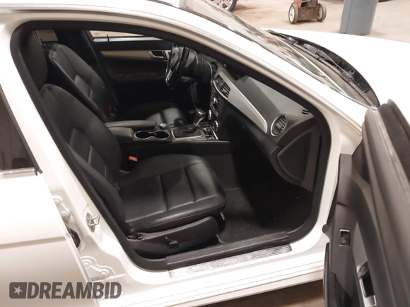 2013 Mercedes-Benz C 300 Sport с VIN WDDGF8AB3DR297543, выставлен на аукционе IAAI как лот 42323929 с пробегом 132 059 миль миль и . История ставок и продаж доступна на DreamBid. Изображение 5.