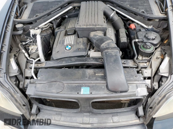 2008 BMW X5 3.0si z VIN 5UXFE43588L009967, wystawiony jako Copart lot #57900245 z przebiegiem 137 882 mil mil oraz Czysty tytuł • Clean title. Historia ofert i sprzedaży dostępna na DreamBid. Obrazek 12.