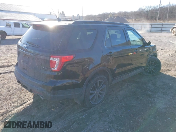 2018 Ford Explorer XLT z VIN 1FM5K8D88JGC03818, wystawiony jako IAAI lot #41449995 z przebiegiem 126 000 mil mil oraz . Historia ofert i sprzedaży dostępna na DreamBid. Obrazek 4.