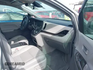 2019 Toyota Sienna XLE Auto Access Seat with VIN 5TDYZ3DC5KS977360, listed as a IAAI auction lot 41911897 with 71,200 mi miles. Bid and sale history available at carsss.com. Image 5.