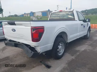 2024 Ford F-150 XL z VIN 1FTMF1KP3RKF57535, wystawiony jako IAAI lot #42477026 z przebiegiem 1 781 mil mil oraz . Historia ofert i sprzedaży dostępna na DreamBid. Obrazek 4.