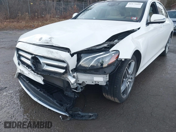 2019 Mercedes-Benz E-Class E 300 with VIN WDDZF4KB2KA609220, listed as a IAAI auction lot 41172669 with 49,607 mi miles. Bid and sale history available at carsss.com. Image 6.