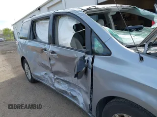 2012 Toyota Sienna XLE AAS z VIN 5TDYK3DC2CS233687, wystawiony jako IAAI lot #42148156 z przebiegiem 147 499 mil mil oraz . Historia ofert i sprzedaży dostępna na DreamBid. Obrazek 6.