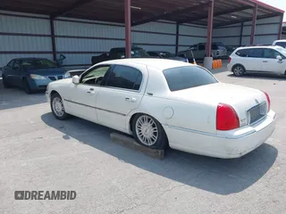 2007 Lincoln Town Car Signature Limited z VIN 1LNHM82V97Y603275, wystawiony jako IAAI lot #42362805 z przebiegiem 165 314 mil mil oraz . Historia ofert i sprzedaży dostępna na DreamBid. Obrazek 3.