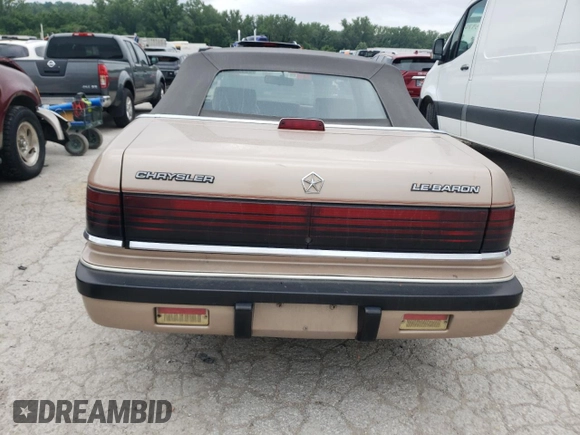 1988 Chrysler LeBaron z VIN 1C3XJ45K9JG438476, wystawiony jako Copart lot #55567334 z przebiegiem 213 424 mil mil oraz Szkoda całkowita • Salvage title. Historia ofert i sprzedaży dostępna na DreamBid. Obrazek 6.