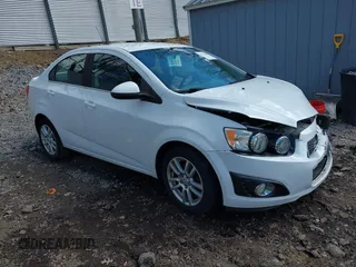 2015 Chevrolet Sonic LT z VIN 1G1JC5SG5F4147301, wystawiony jako IAAI lot #41934640 z przebiegiem 68 593 mil mil oraz . Historia ofert i sprzedaży dostępna na DreamBid. Obrazek 1.