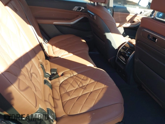 2023 BMW X7 xDrive40i z VIN 5UX23EM04P9P86560, wystawiony jako IAAI lot #41284910 z przebiegiem 13 661 mil mil oraz . Historia ofert i sprzedaży dostępna na DreamBid. Obrazek 8.