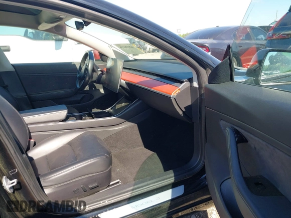 2018 Tesla Model 3 Long Range Battery z VIN 5YJ3E1EA9JF123109, wystawiony jako IAAI lot #42038158 z przebiegiem 133 361 mil mil oraz . Historia ofert i sprzedaży dostępna na DreamBid. Obrazek 5.