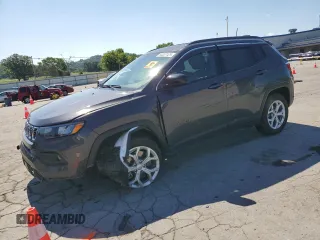 2024 Jeep Compass Latitude z VIN 3C4NJDBN7RT121580, wystawiony jako Copart lot #63027125 z przebiegiem 9 695 mil mil oraz Szkoda całkowita • Salvage title. Historia ofert i sprzedaży dostępna na DreamBid. Obrazek 1.