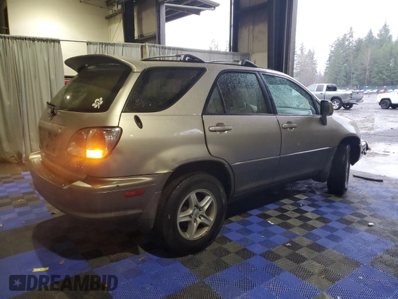2001 Lexus RX 300 with VIN JTJHF10UX10170343, listed as a Copart auction lot 84096504 with 266,931 mi miles and Salvage Title. Bid and sale history available at carsss.com. Image 3.