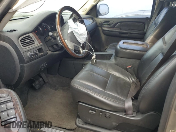 2008 GMC Sierra Denali z VIN 2GTEK638381159485, wystawiony jako Copart lot #49796715 z przebiegiem 240 284 mil mil oraz Szkoda całkowita • Salvage title. Historia ofert i sprzedaży dostępna na DreamBid. Obrazek 7.