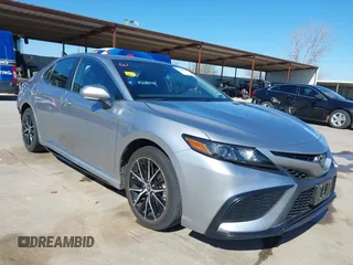 2023 Toyota Camry SE z VIN 4T1G11AK5PU785700, wystawiony jako IAAI lot #41845003 z przebiegiem 21 207 mil mil oraz . Historia ofert i sprzedaży dostępna na DreamBid. Obrazek 1.