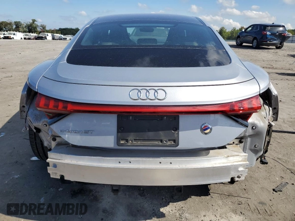 2022 Audi e-tron GT Premium Plus z VIN WAUFJBFW8N7006591, wystawiony jako Copart lot #71233664 z przebiegiem 41 317 mil mil oraz Szkody całkowita. Historia ofert i sprzedaży dostępna na DreamBid. Obrazek 6.
