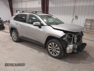 2024 Toyota RAV4 XLE Premium z VIN 2T3A1RFV4RW434469, wystawiony jako IAAI lot #42253467 z przebiegiem 13 833 mil mil oraz . Historia ofert i sprzedaży dostępna na DreamBid. Obrazek 1.