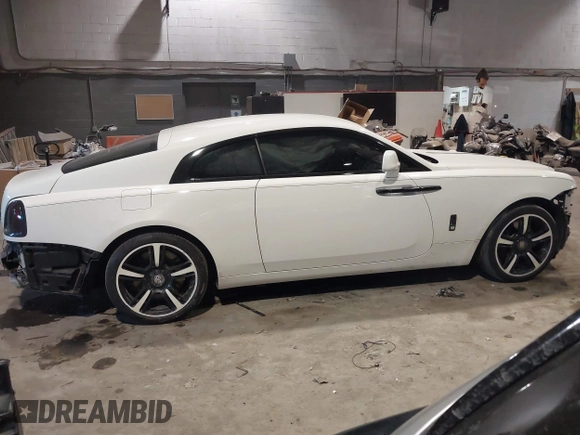 2014 Rolls-Royce Wraith z VIN SCA665C59EUX84389, wystawiony jako IAAI lot #41413368 z przebiegiem 57 951 mil mil oraz . Historia ofert i sprzedaży dostępna na DreamBid. Obrazek 14.