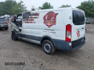 2017 Ford Transit z VIN 1FTYE1ZM2HKA20301, wystawiony jako IAAI lot #42323437 z przebiegiem Nie podano mil oraz . Historia ofert i sprzedaży dostępna na DreamBid. Obrazek 3.