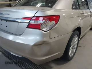 2014 Chrysler 200 Touring z VIN 1C3CCBBBXEN231601, wystawiony jako IAAI lot #41853990 z przebiegiem 169 411 mil mil oraz . Historia ofert i sprzedaży dostępna na DreamBid. Obrazek 14.