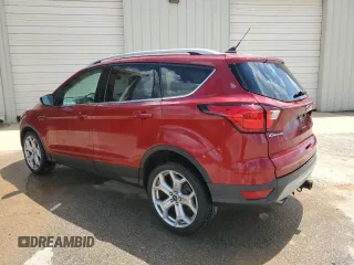 2019 Ford Escape Titanium z VIN 1FMCU0J97KUB20612, wystawiony jako Copart lot #64638415 z przebiegiem 100 102 mil mil oraz Czysty tytuł • Clean title. Historia ofert i sprzedaży dostępna na DreamBid. Obrazek 2.