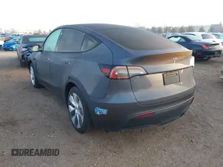 2021 Tesla Model Y Standard Range z VIN 5YJYGDED4MF121963, wystawiony jako IAAI lot #41490477 z przebiegiem 41 941 mil mil oraz . Historia ofert i sprzedaży dostępna na DreamBid. Obrazek 3.