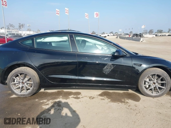 2023 Tesla Model 3 z VIN 5YJ3E1EA0PF680287, wystawiony jako IAAI lot #39491902 z przebiegiem 12 480 mil mil oraz . Historia ofert i sprzedaży dostępna na DreamBid. Obrazek 13.