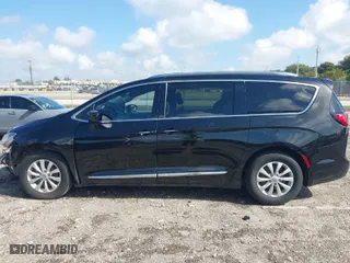 2019 Chrysler Pacifica Touring L with VIN 2C4RC1BG7KR627074, listed as a IAAI auction lot 41930694 with 69,210 mi miles. Bid and sale history available at carsss.com. Image 15.