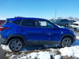 2023 Kia Seltos LX z VIN KNDEPCAA0P7430395, wystawiony jako IAAI lot #41739056 z przebiegiem 23 267 mil mil oraz . Historia ofert i sprzedaży dostępna na DreamBid. Obrazek 13.