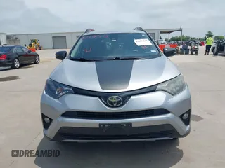 2018 Toyota RAV4 XLE z VIN 2T3RFREV6JW818232, wystawiony jako IAAI lot #42438512 z przebiegiem 97 882 mil mil oraz . Historia ofert i sprzedaży dostępna na DreamBid. Obrazek 6.